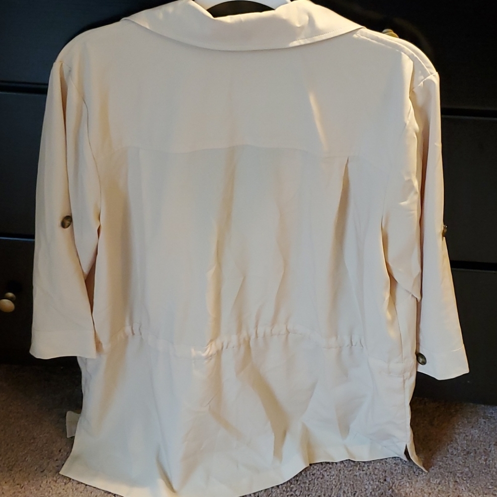 Cream button down blouse👕 - Picture 3 of 4